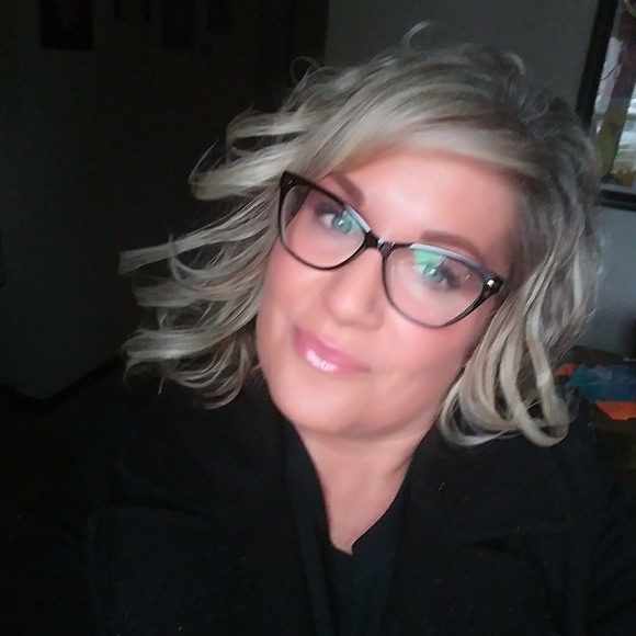 Meet your Posher, Nathalie - Picture 1 of 4